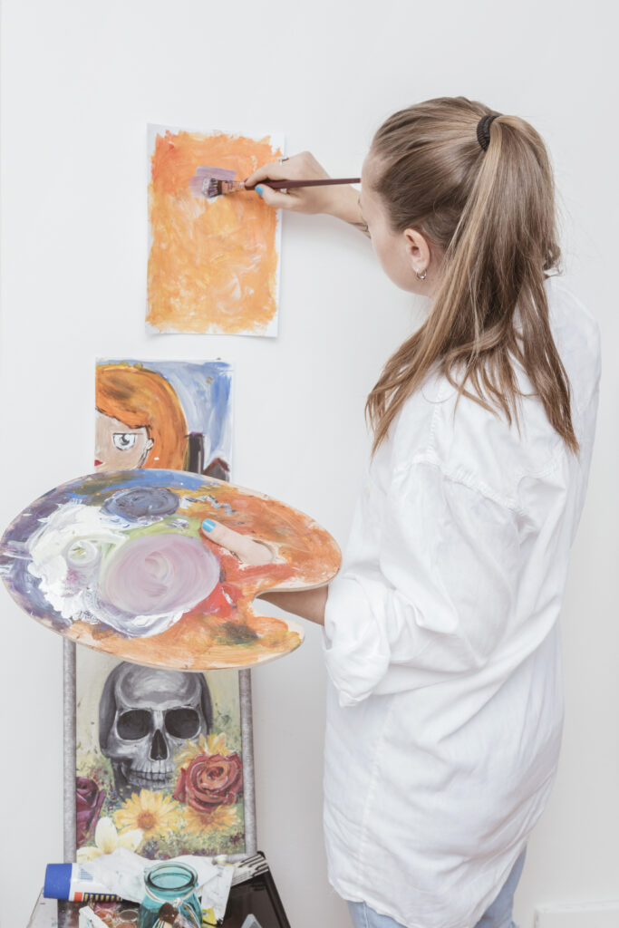 malarz-pracuje-z-malowaniem-w-studio