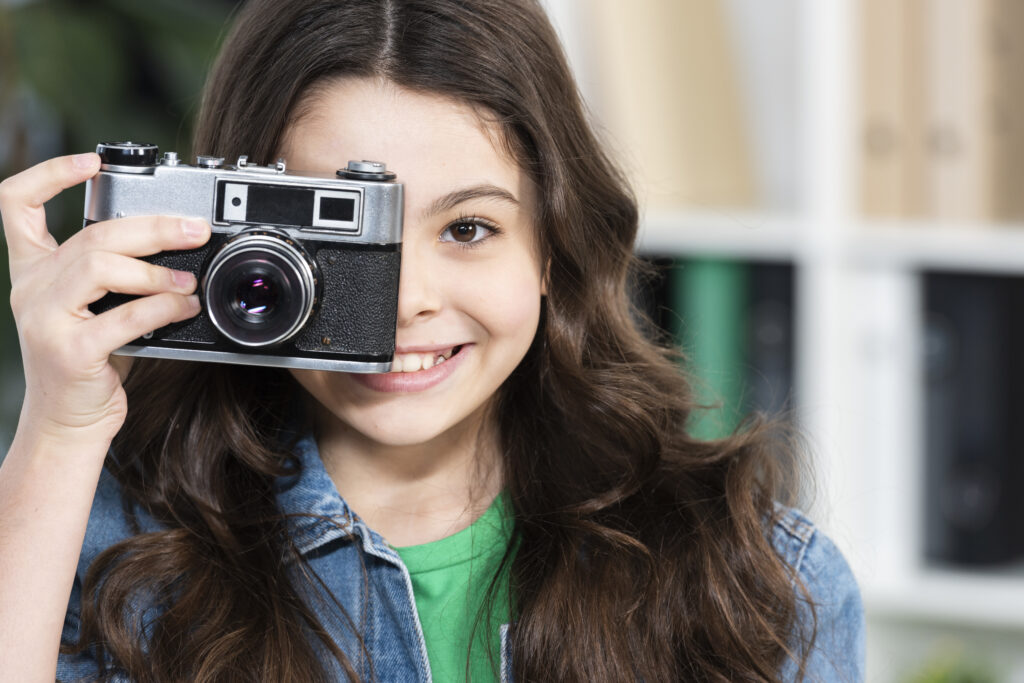 smiley-dziewczyna-robienia-zdjec