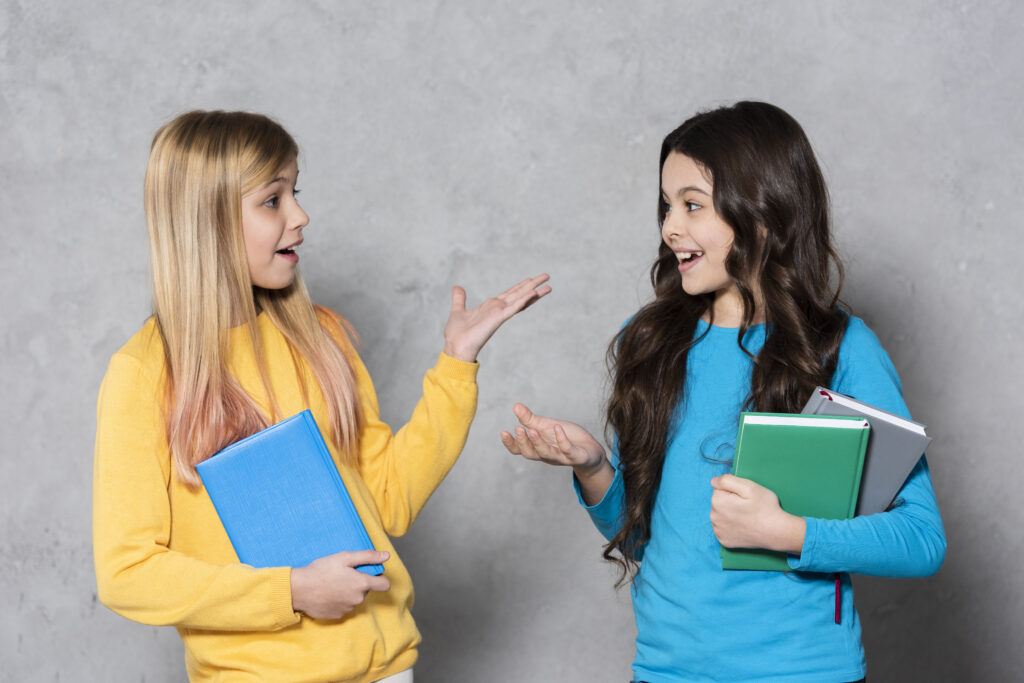 widok-z-boku-dziewczyna-z-ksiazkami